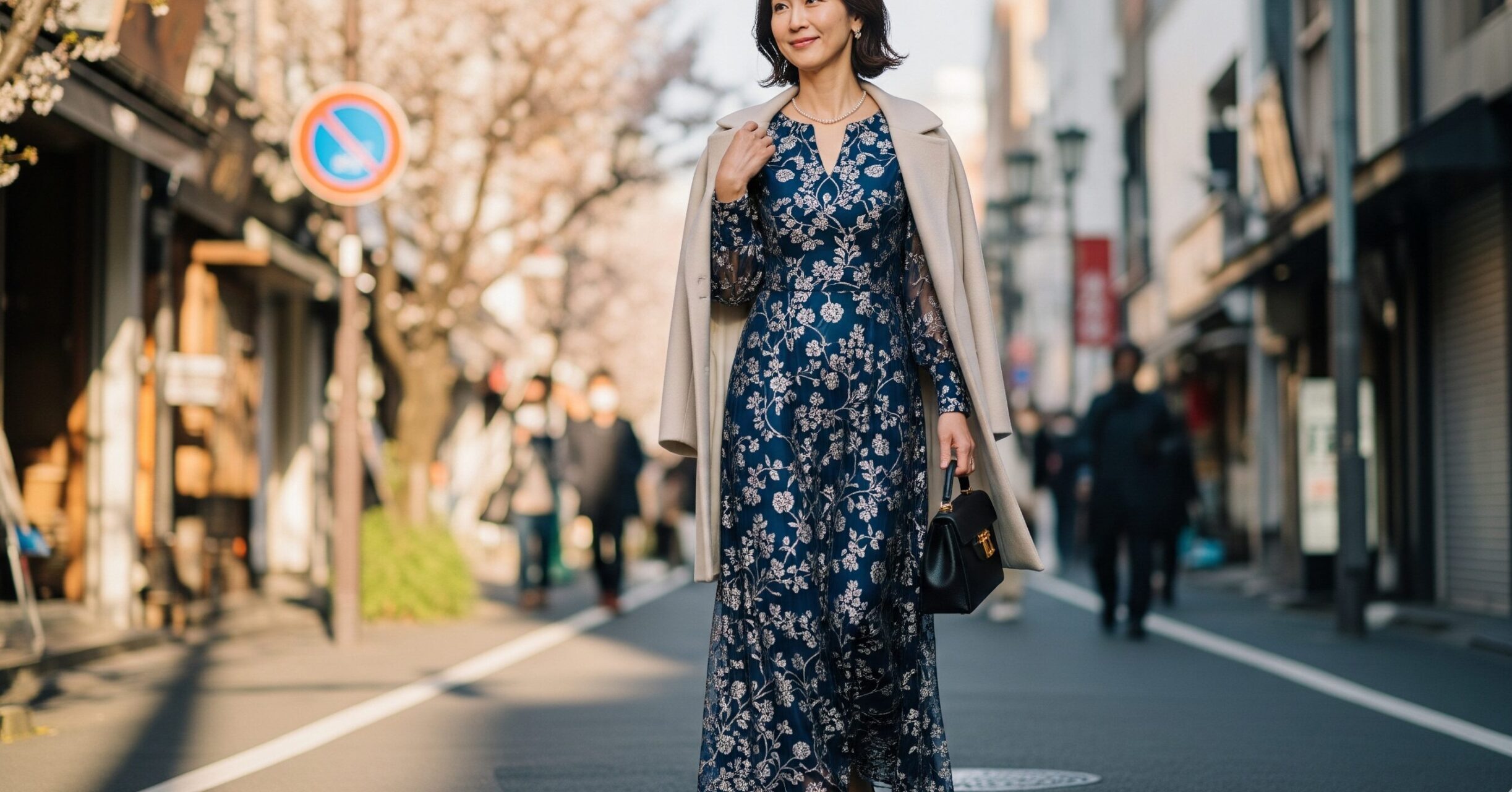 美しい姿勢で街を歩く、品のあるファッションに身を包んだ40代の日本人女性